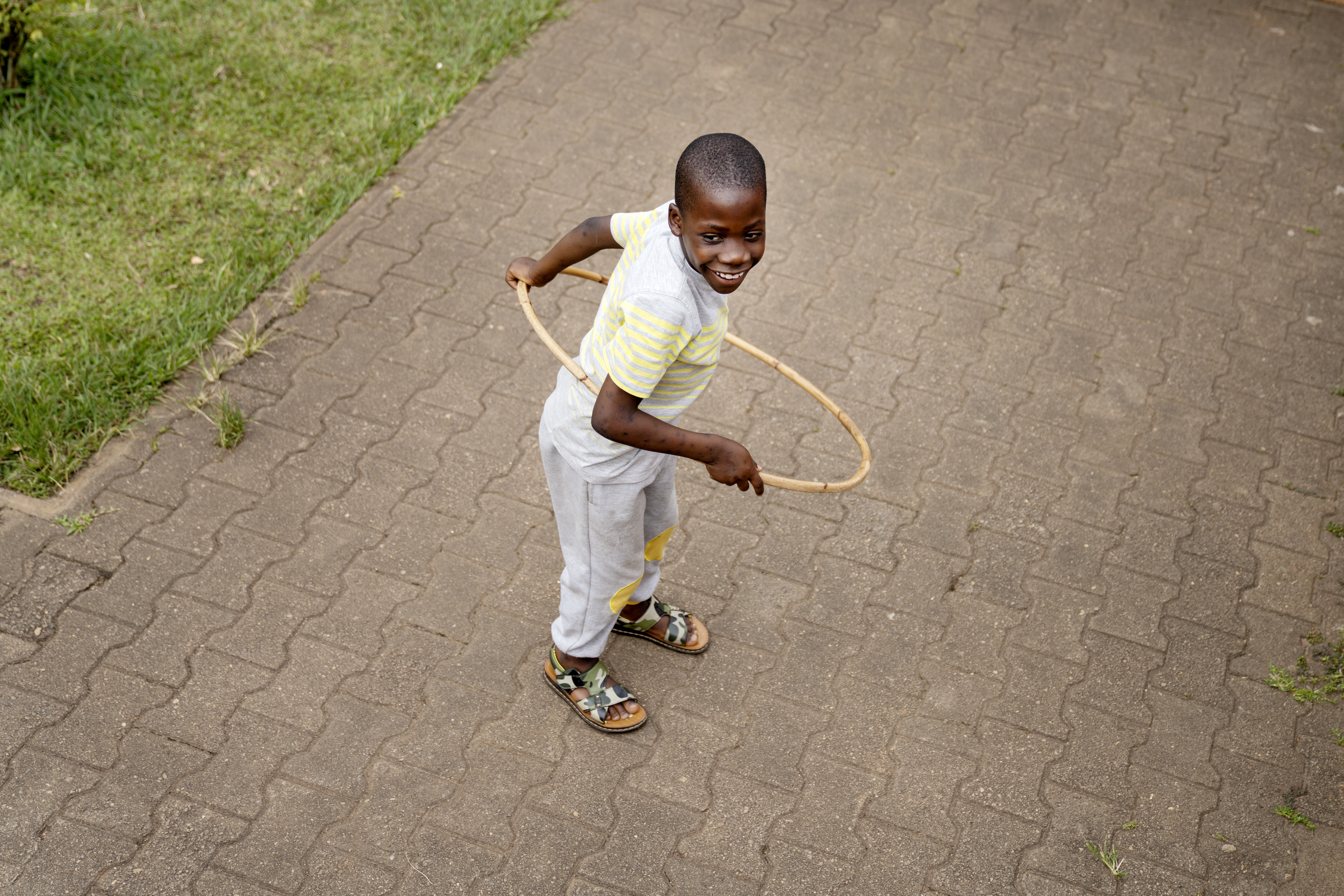 Ein Kind spielt mit einem Hula-Hoop-Reifen.